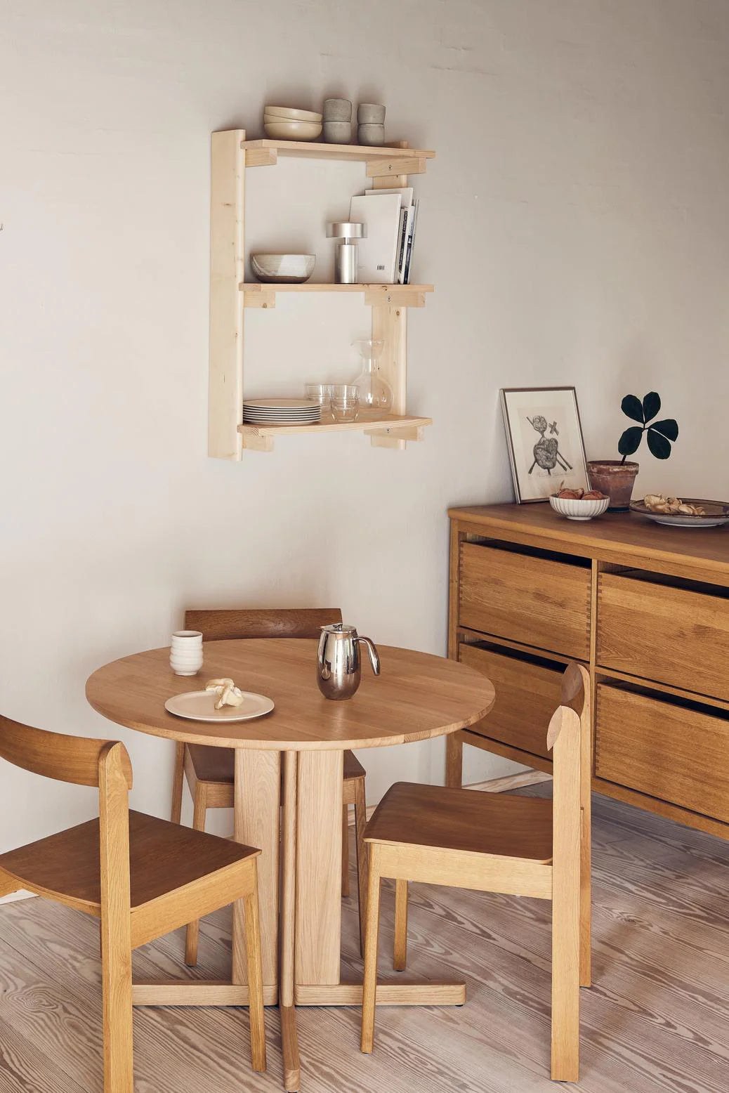 Trefoil Round Table 90